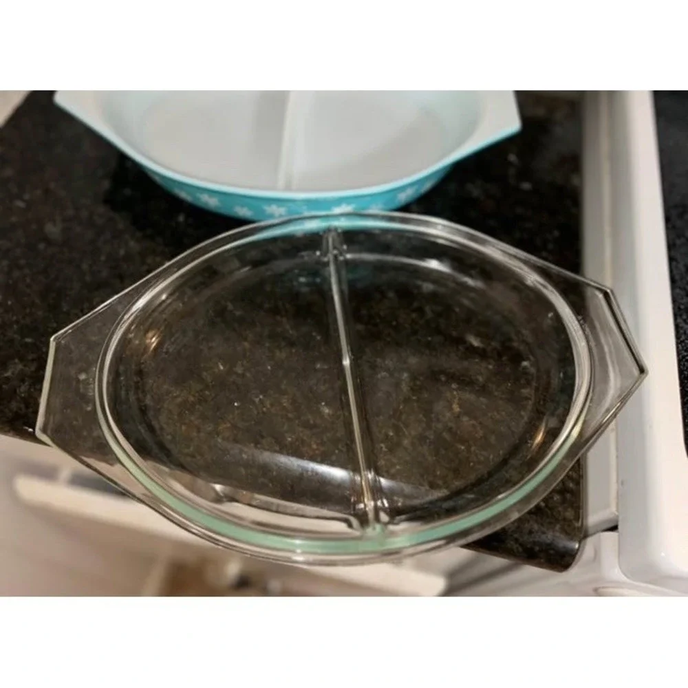 Pyrex 949C Divided Oval Glass Casserole w/ Lid Blue Snowflake Pattern